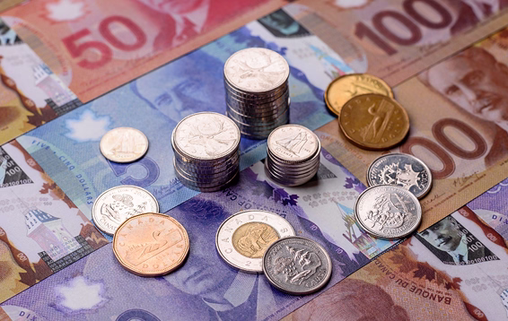 Billets et pièces en dollars canadiens.