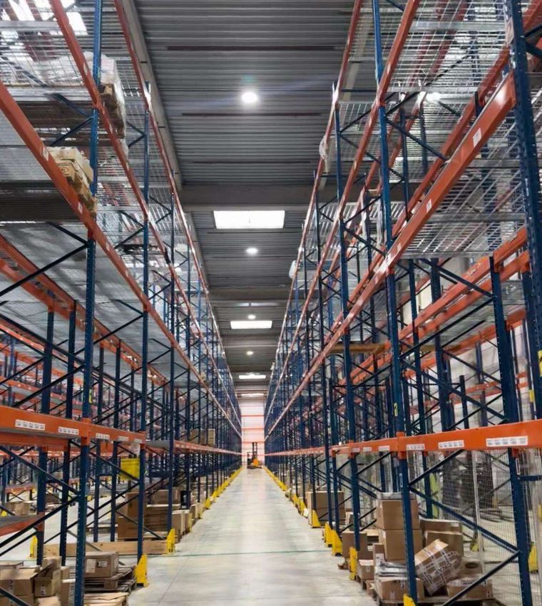 Allée principale d'une plateforme logistique