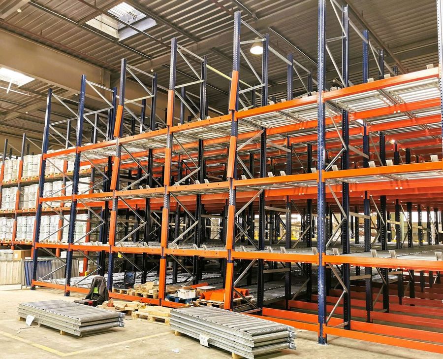 Installation de racks à palettes chargés réalisée par Rayser dans un entrepôt francilien