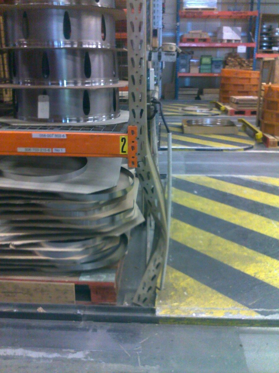 Protection de pied d'échelle en place sous un rack chargé, marquage de circulation au sol