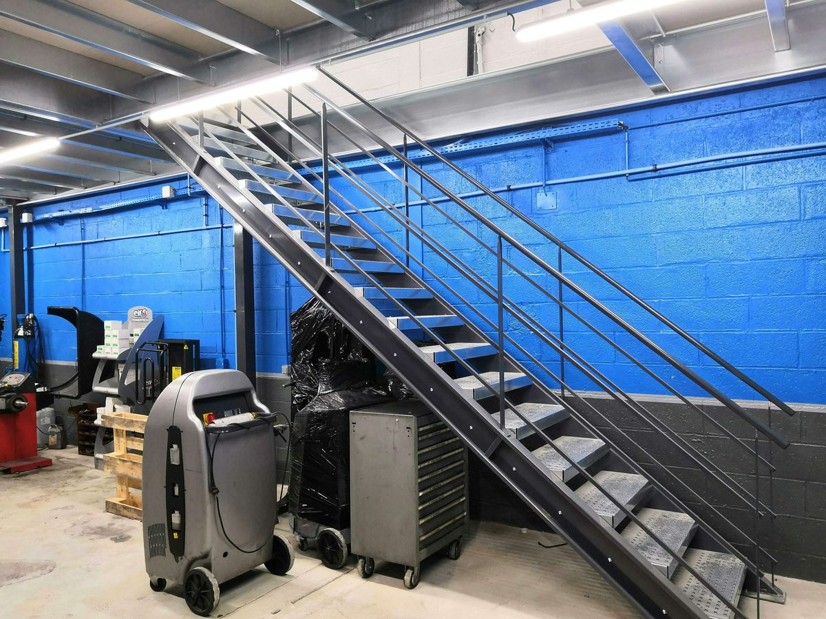 Plateforme avec escalier et zone technique
