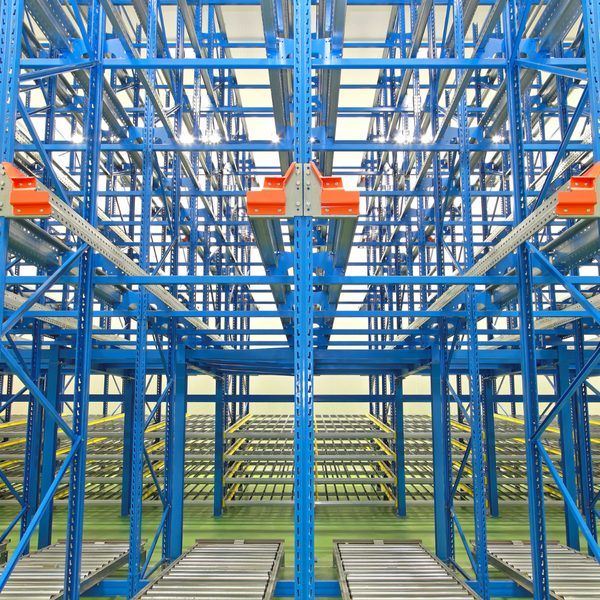 Rack dynamique et drive-in à structure bleue pour la rotation des palettes