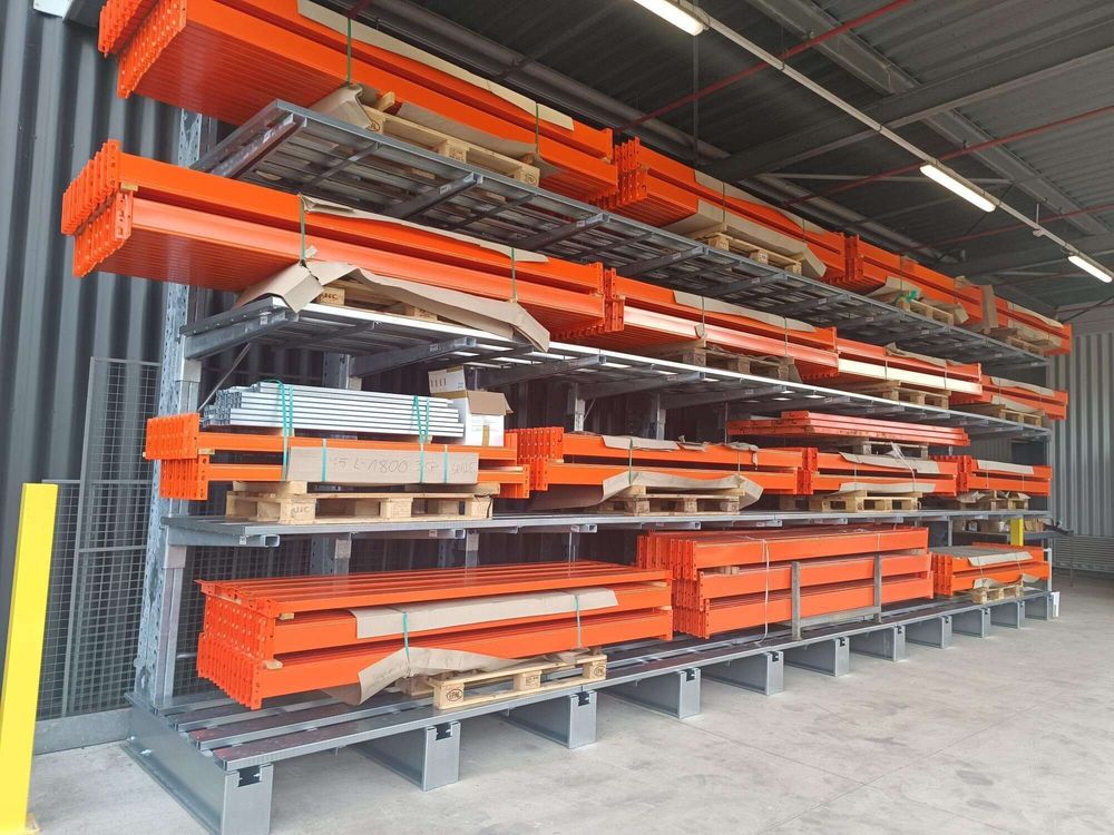 Stock de lisses et d'échelles de rayonnage entreposé sur cantilever