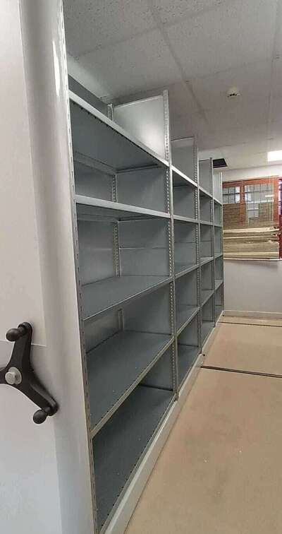 Rayonnage tôlé à parois pleines destiné au classement et aux archives