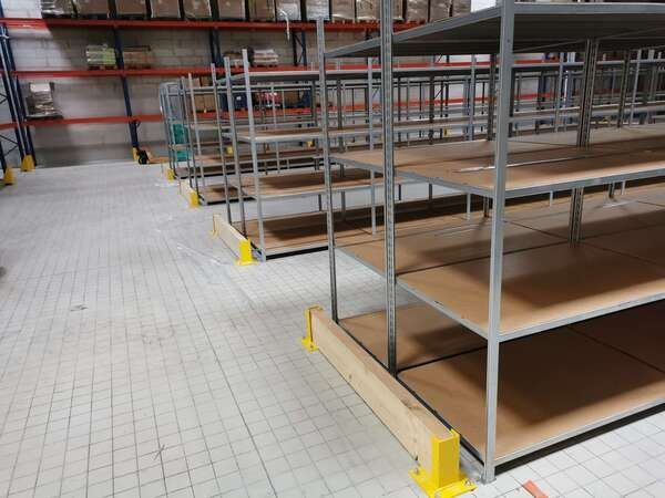 Rayonnage semi-lourd à tablettes métalliques installé en zone de préparation