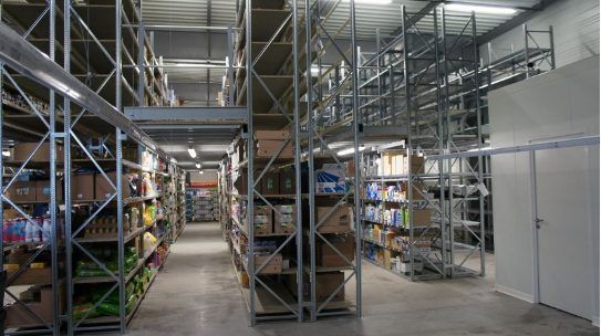 Rack d'entrepôt organisé par zones pour fluidifier la préparation de commandes