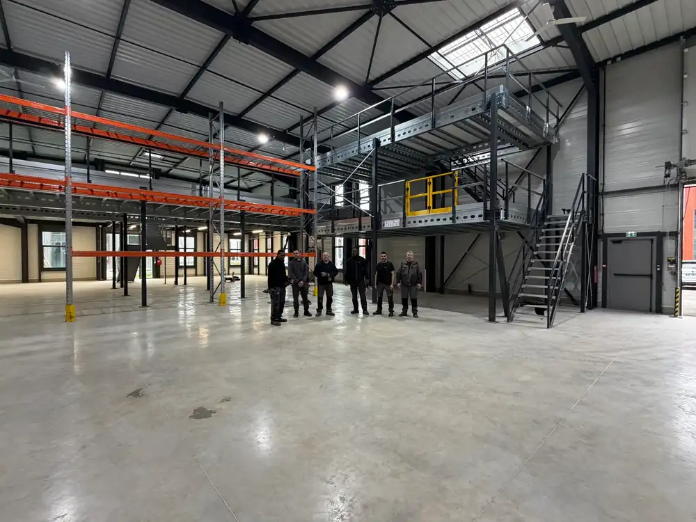 Plateforme installée au-dessus d'un atelier