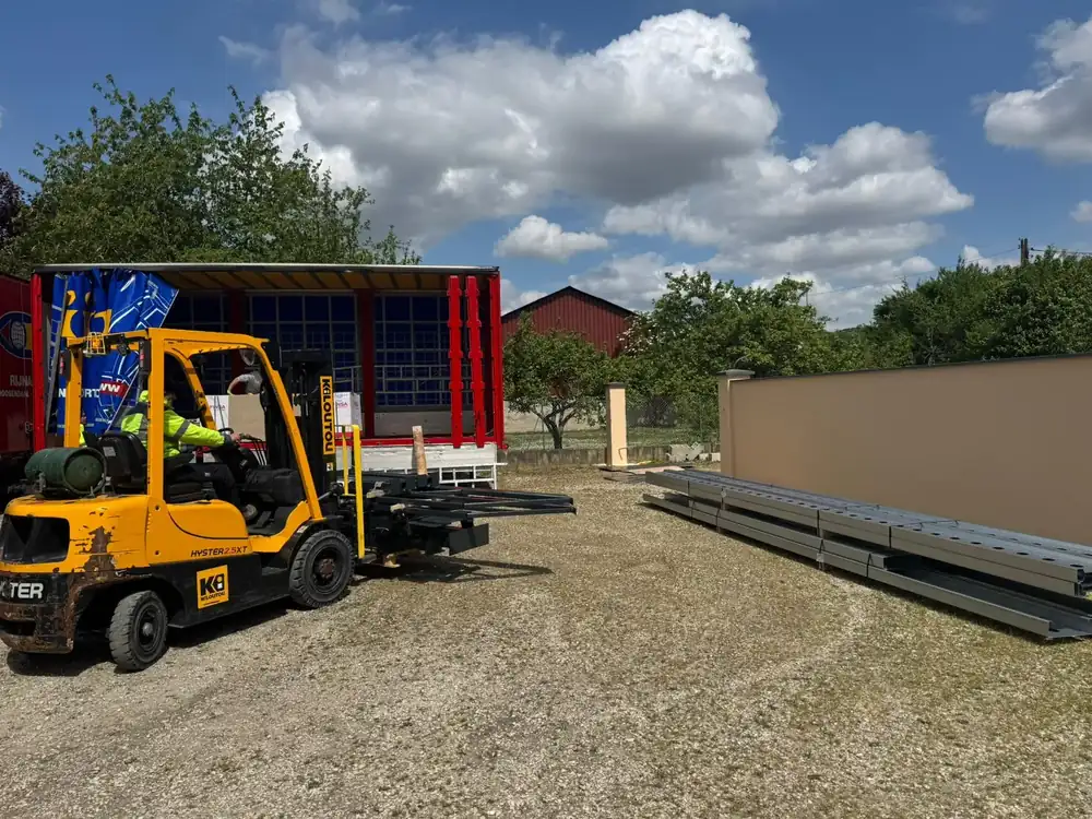 Manutention autour d'une plateforme de stockage