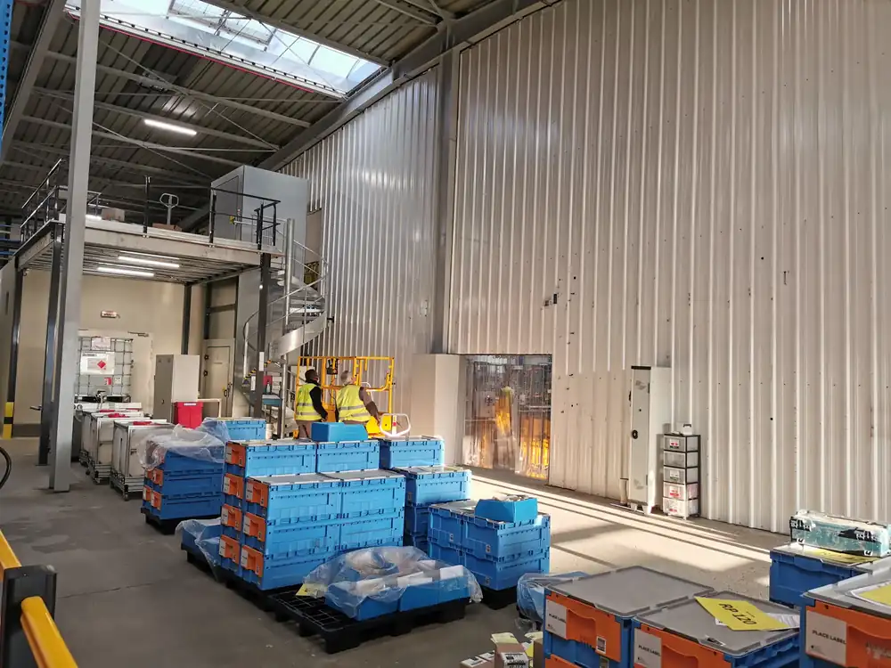 Zone de stockage aménagée sous une plateforme