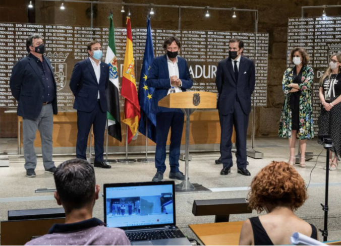 Above: Martin Roscheisen, CEO of Diamond Foundry, attends an official memorandum ceremony in Mérida, Spain, in June 2021. Also in attendance were Guillermo Fernández Vara, the President of the Extremadura government; Raúl Blanco Díaz, Secretary General of Industry and Small and Medium Enterprises (Government of Spain); and Rafael Benjumea, President of Powen Renewable Energy, which specializes in photovoltaic solar energy.