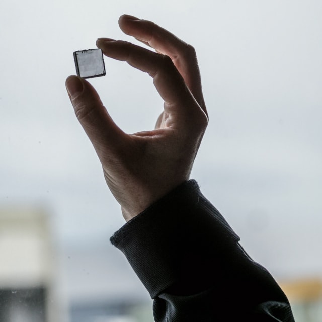 Photography of a hand with a diamond