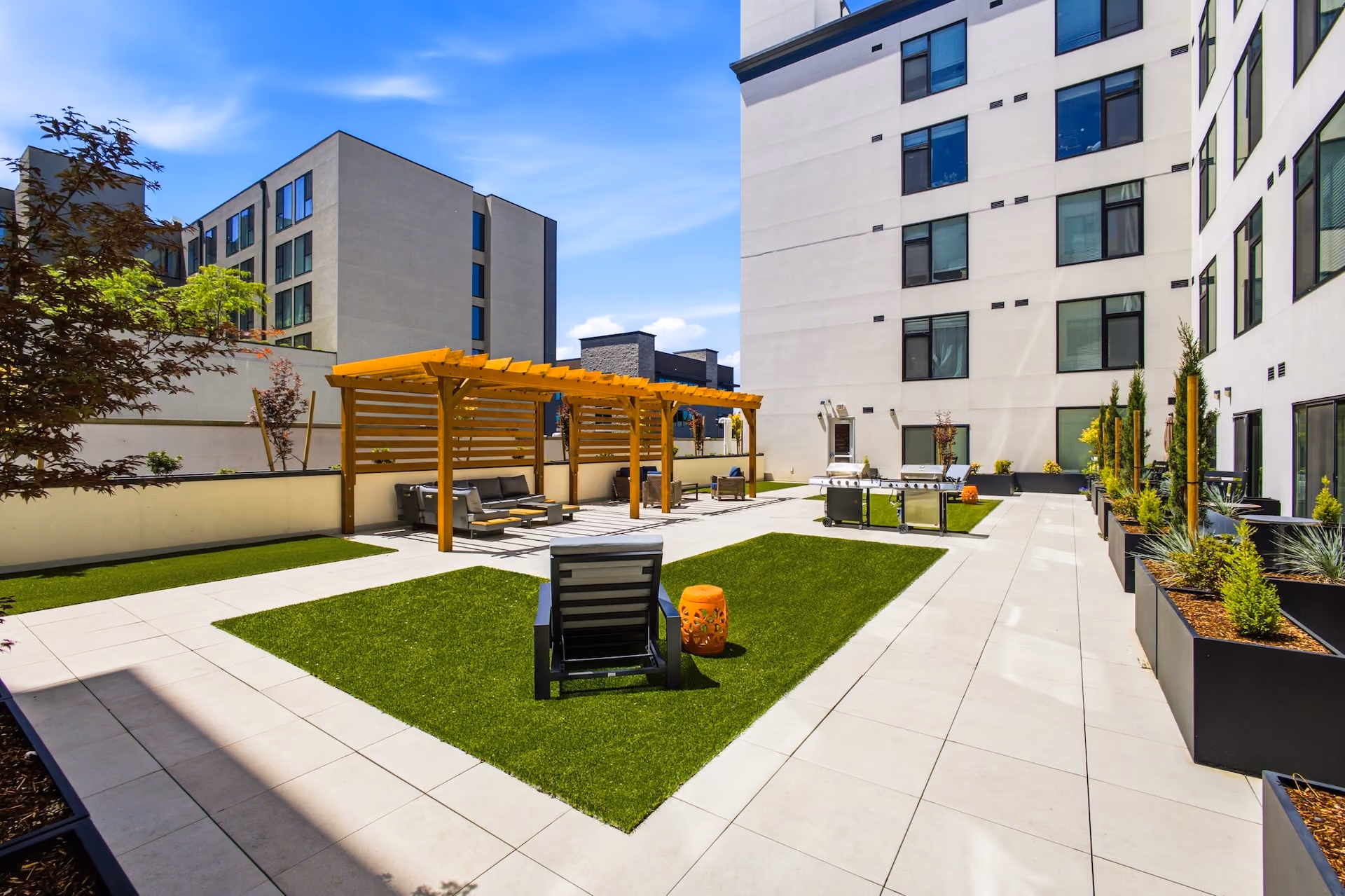 Modern apartment courtyard with lounge seating at Koz on State in Salem, Oregon