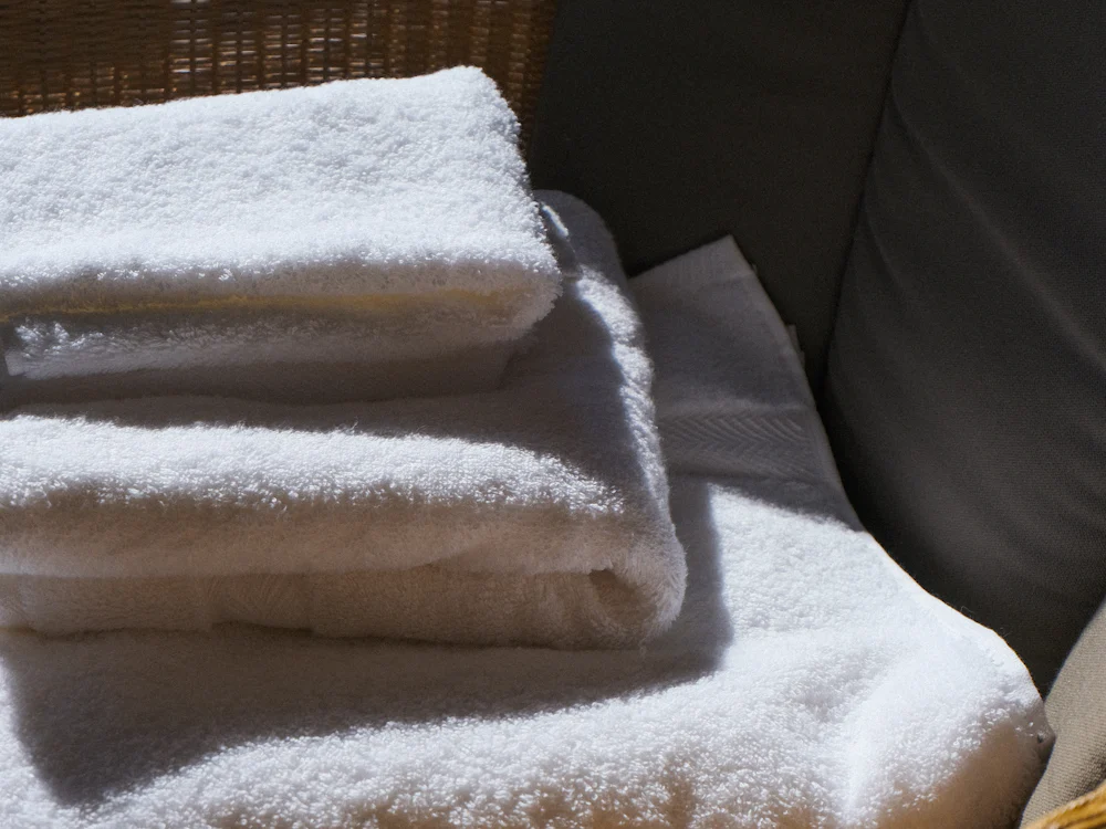 Pile de serviettes de bain blanches, propres et pliées