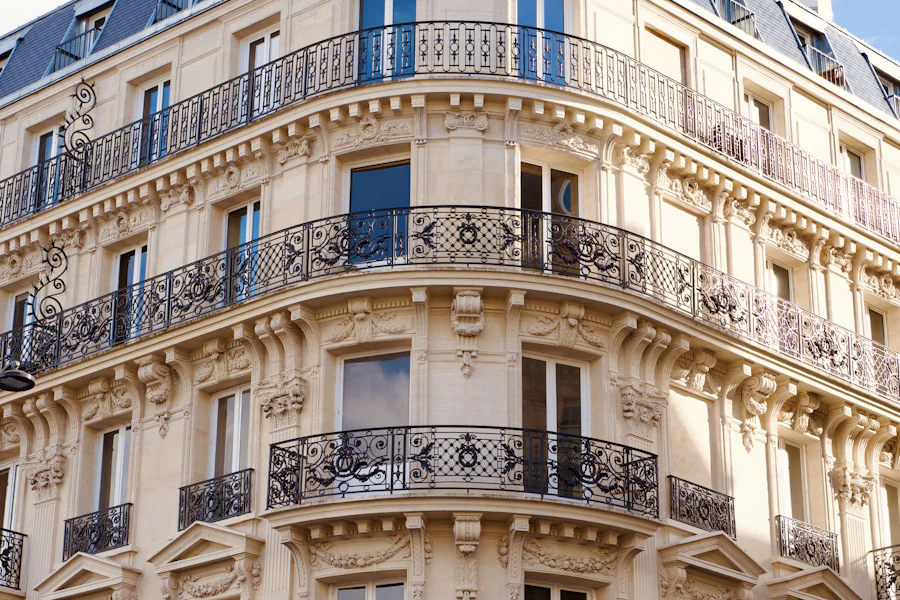 Façade haussmannienne ornée de balcons en fer forgé
