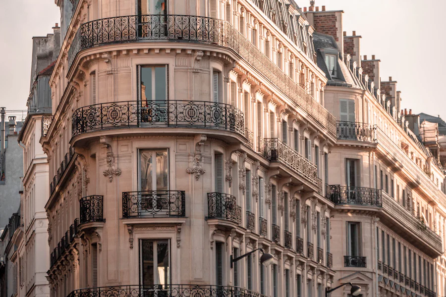 Immeuble d’angle en pierre de taille, balcons en fer forgé