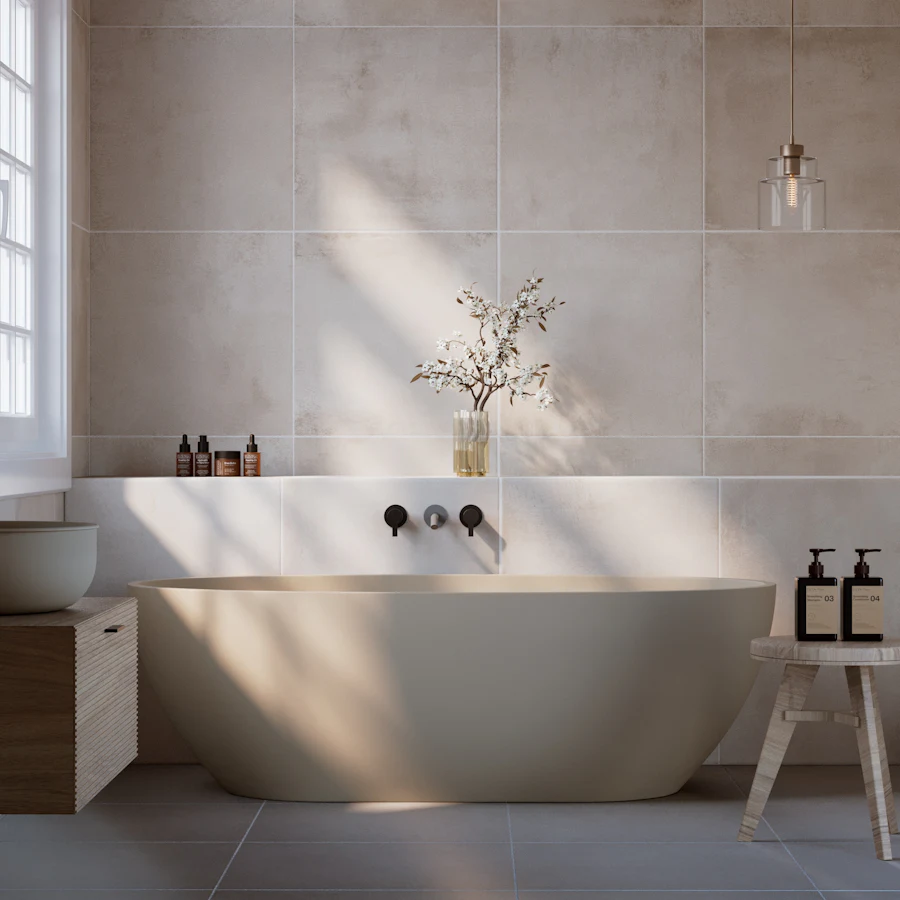Salle de bains épurée avec baignoire îlot et lumière naturelle