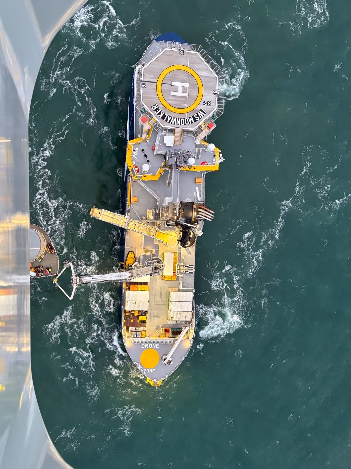 Crew Transfer Vessel an einer Offshore-Anlage