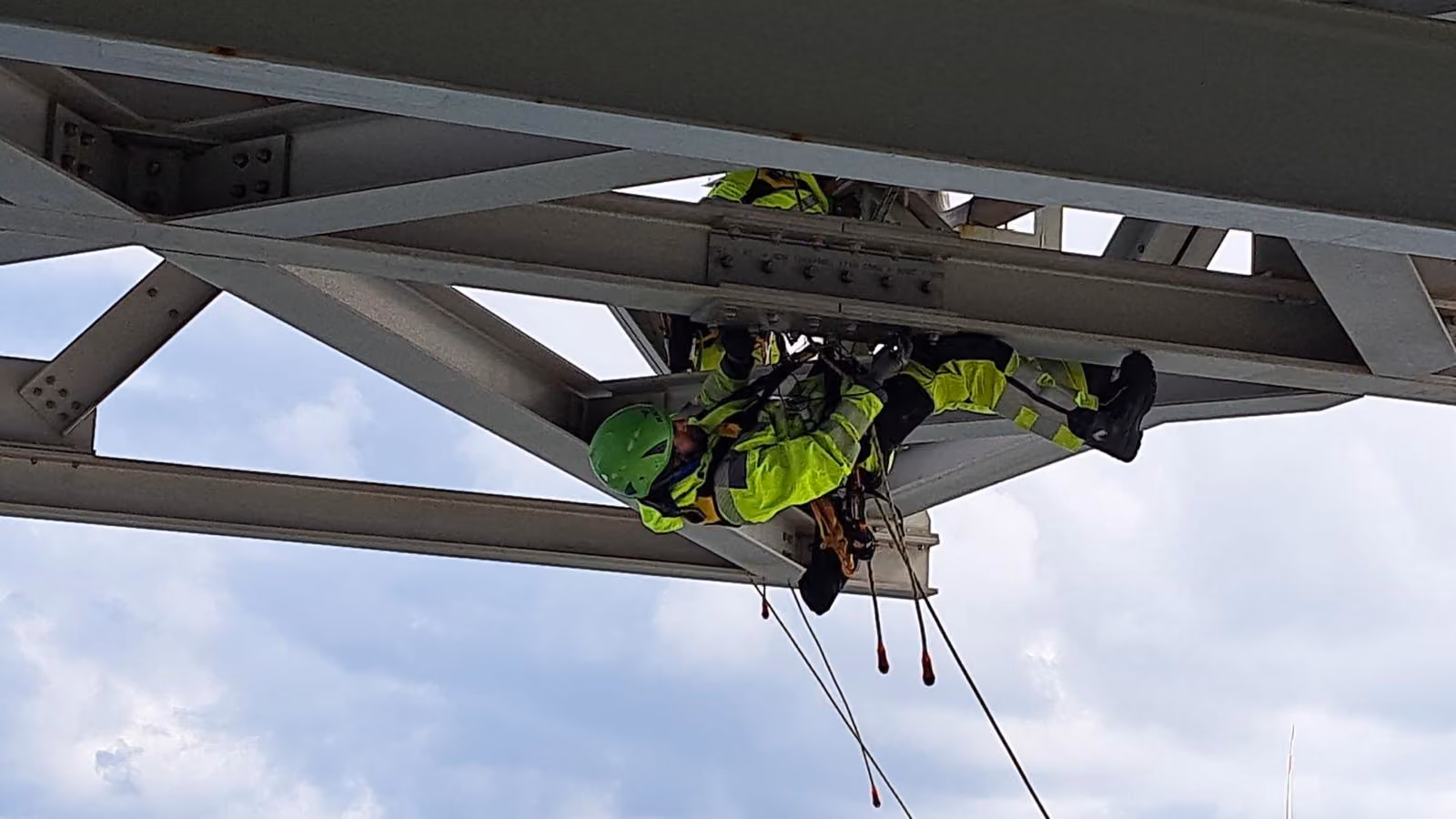 Seilzugangstechniker von mh² offshore unter einer Stahlkonstruktion