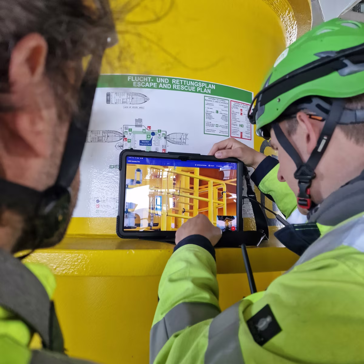 Monteure an einer verschraubten Anlage im Umspannwerk