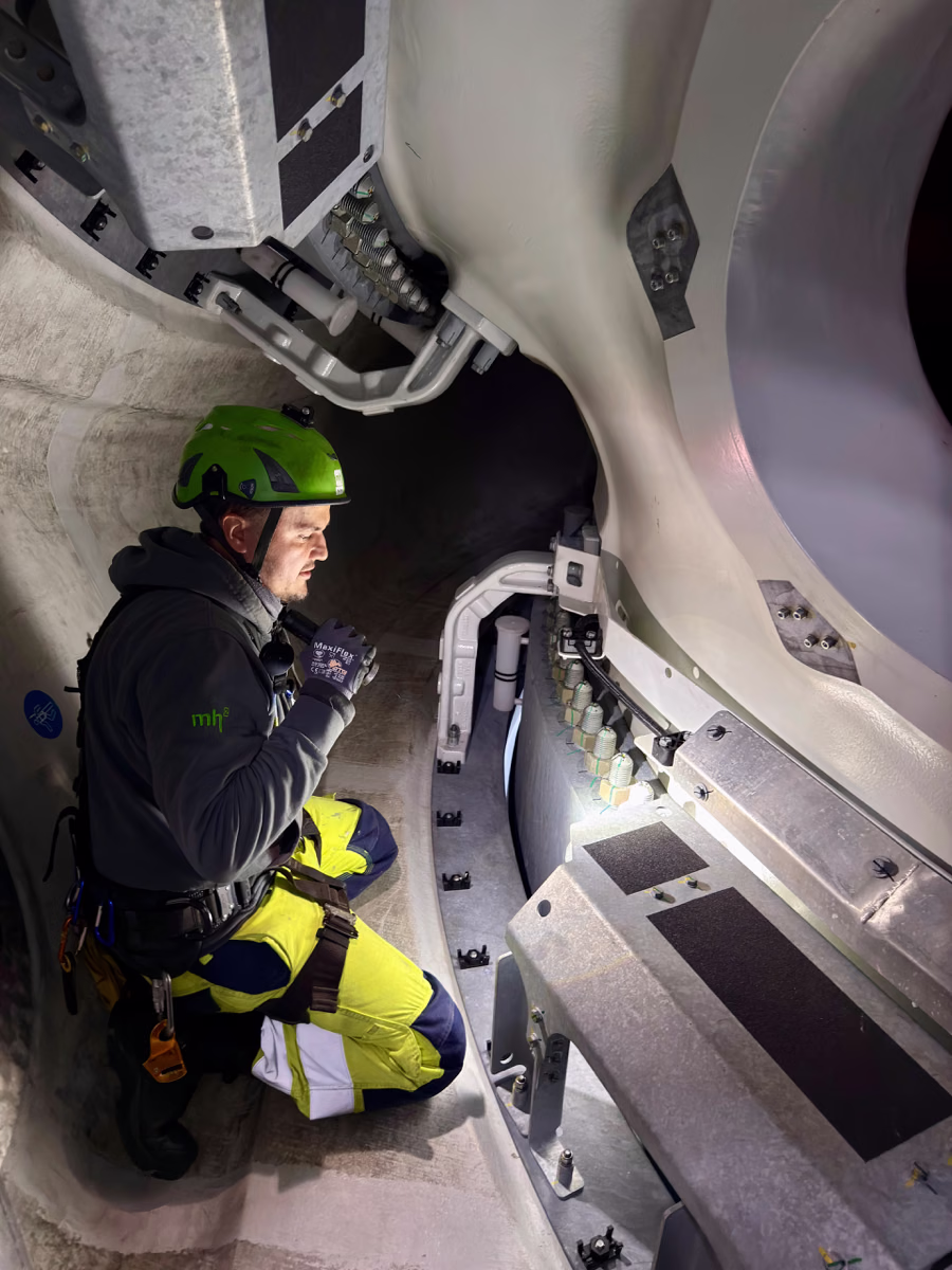 Schweißer von mh² offshore bei einer Reparaturschweißung an einer Offshore-Anlage