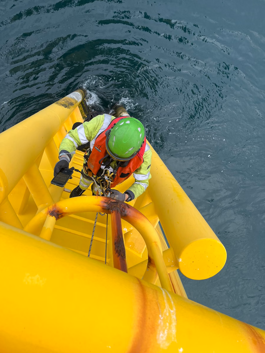 Prüfer von mh² inspection an der Stahlstruktur einer Offshore-Anlage