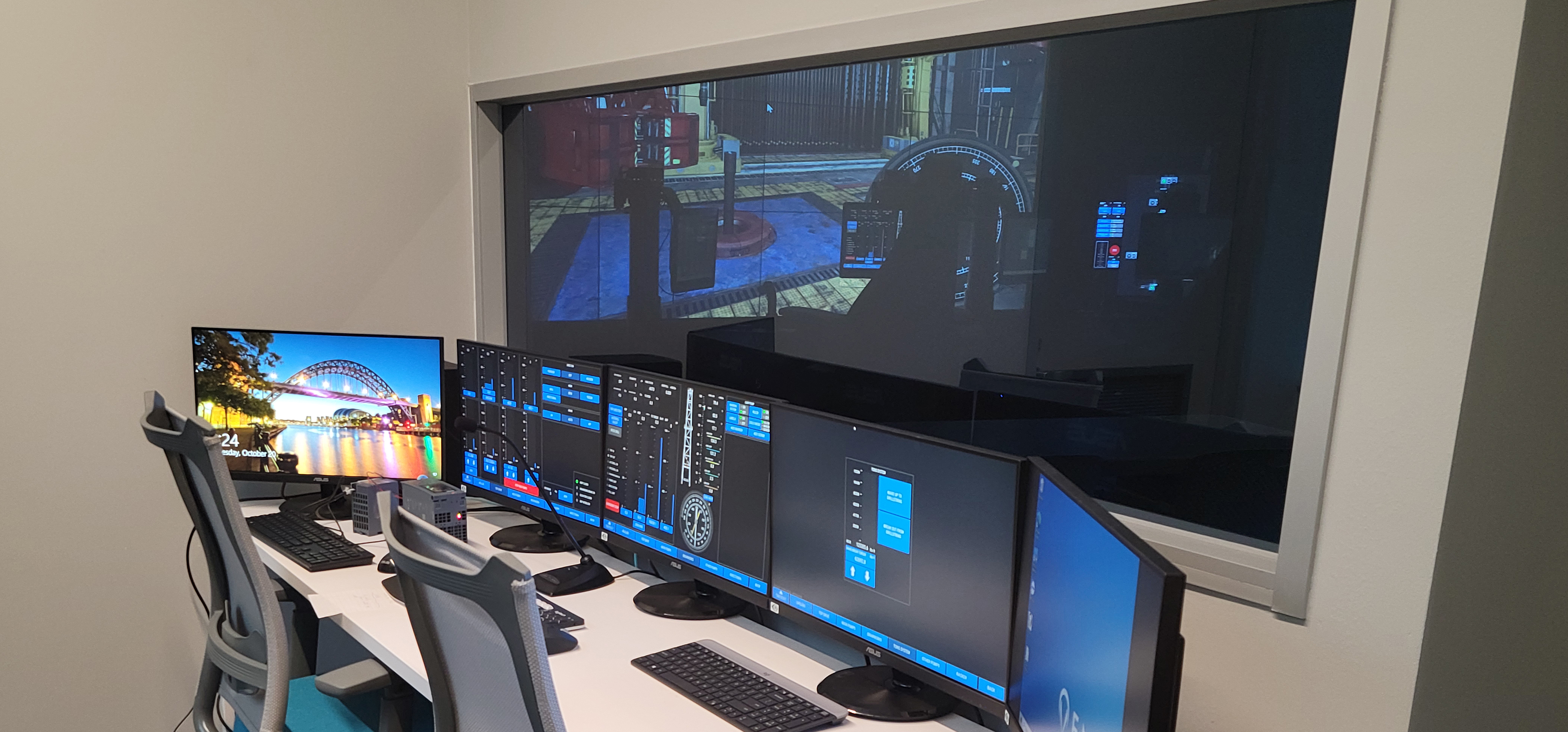 Instructor workstations and immersive simulator displays in a university-ready lab
