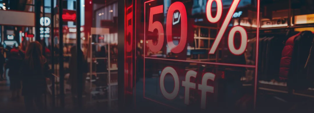 Escaparate de tienda con un letrero de 50% de descuento
