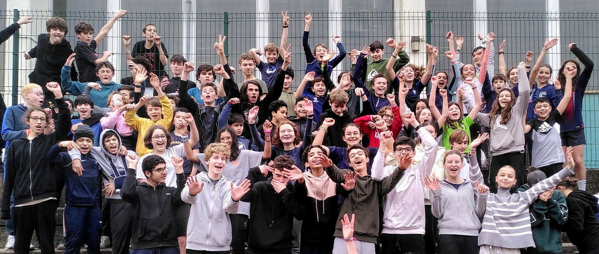 Élèves d'une classe MSCS de la cité scolaire Rabelais, bras levés
