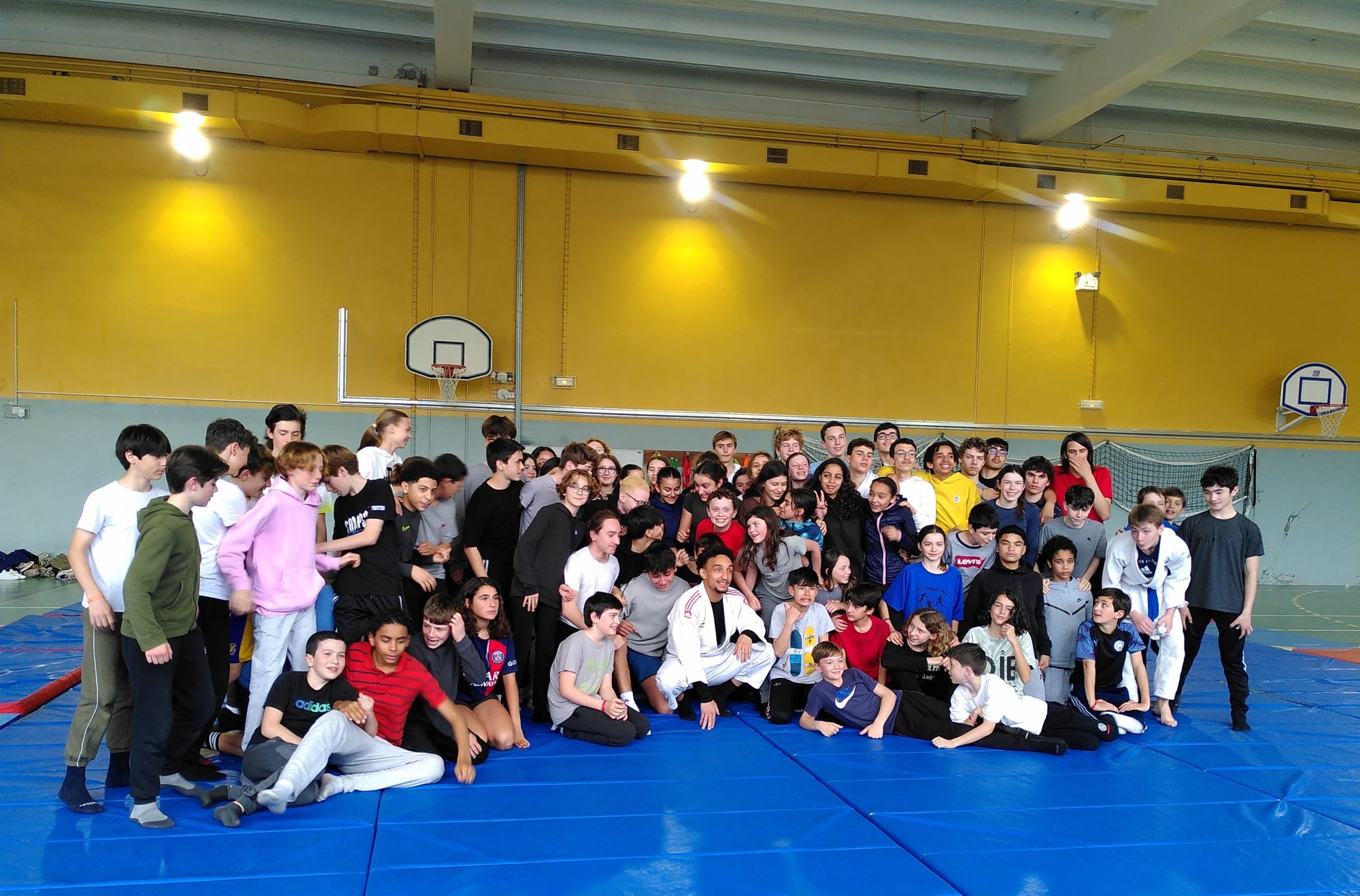 Élèves d'une classe MSCS de la cité scolaire Rabelais réunis dans un gymnase