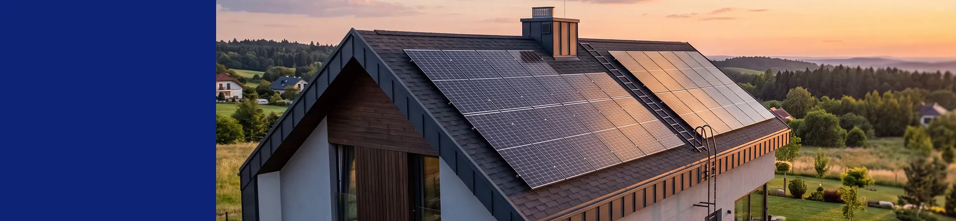 Hausdach mit mehreren Solarpanelen bei Sonnenuntergang, umgeben von grüner Landschaft und Bäumen.