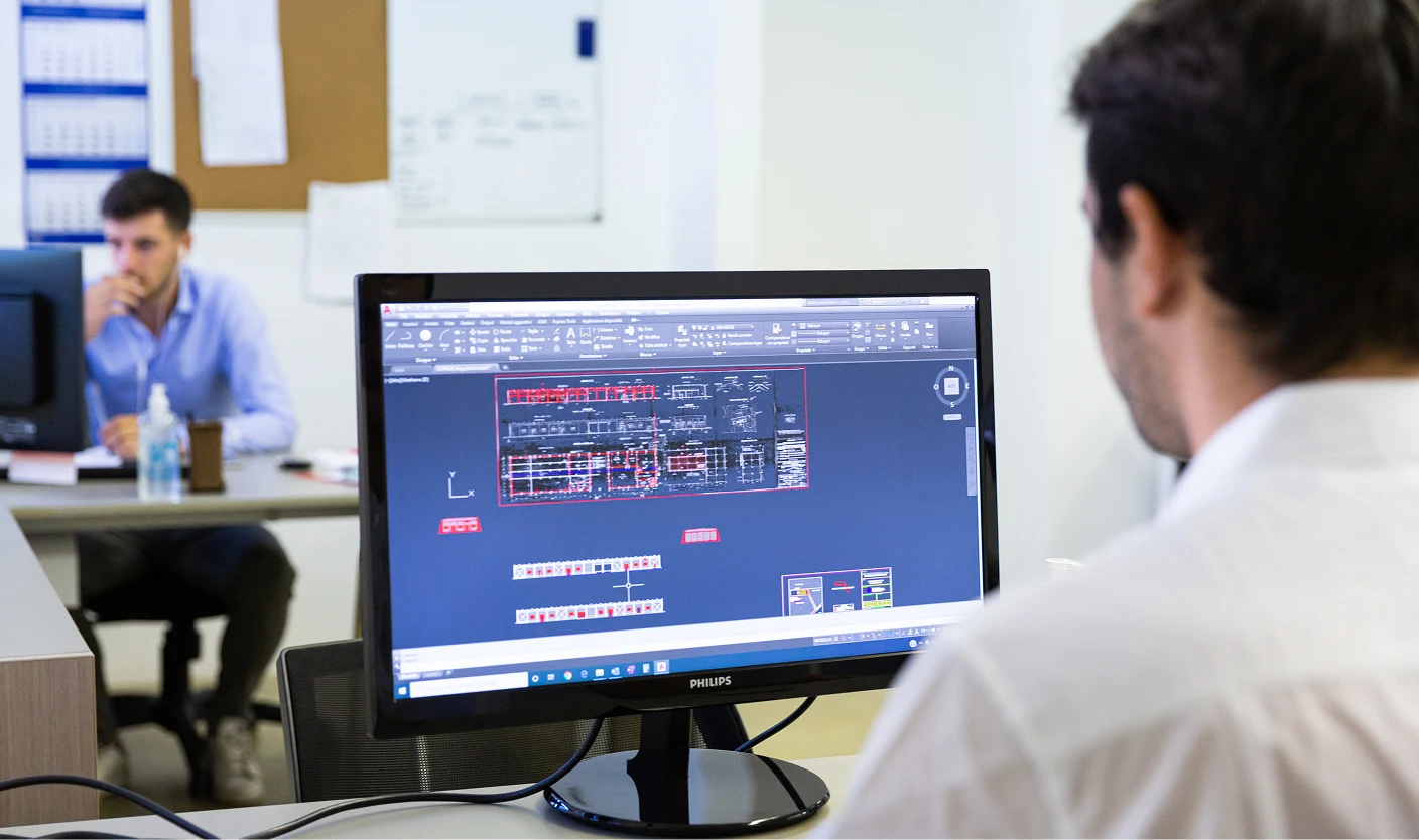 ecnico Bovema al lavoro su progetto antincendio in AutoCAD in ufficio