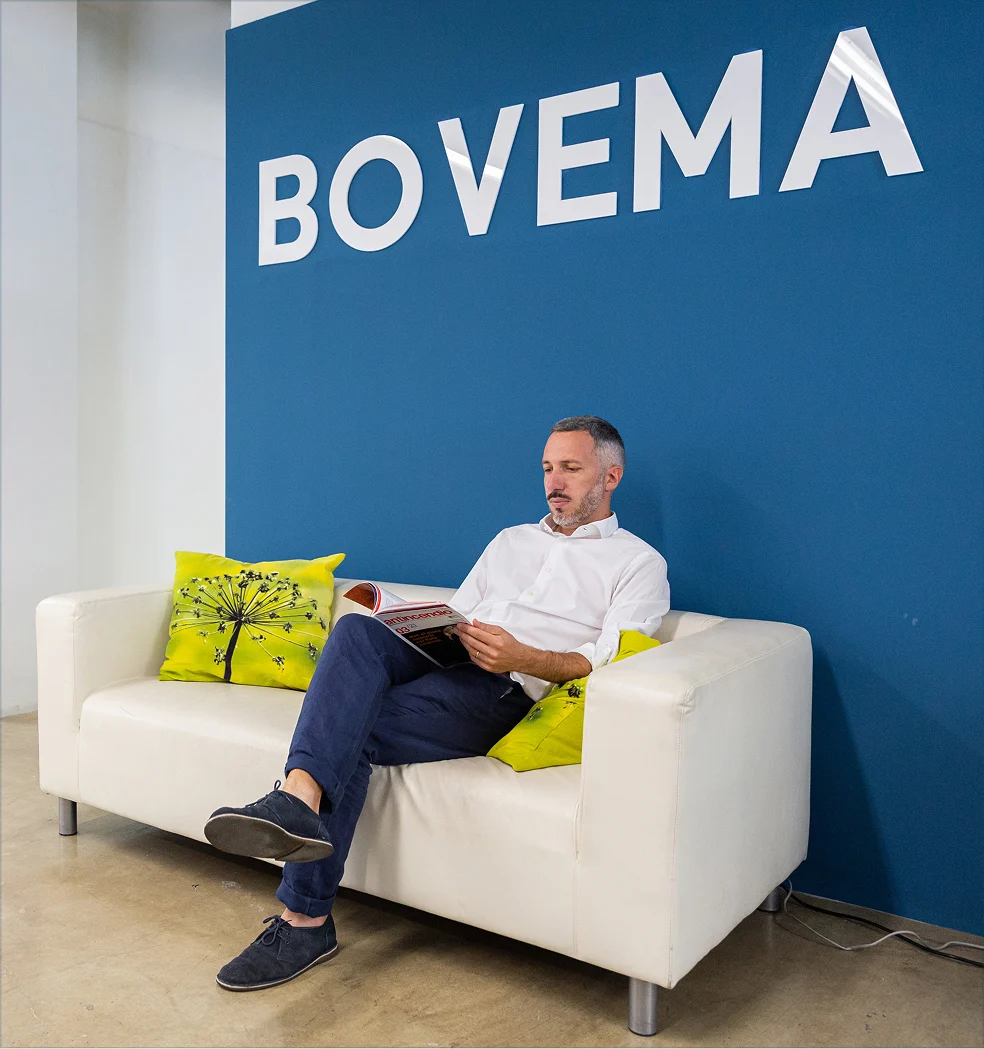 Sede Bovema con logo aziendale a parete, identità dell’azienda