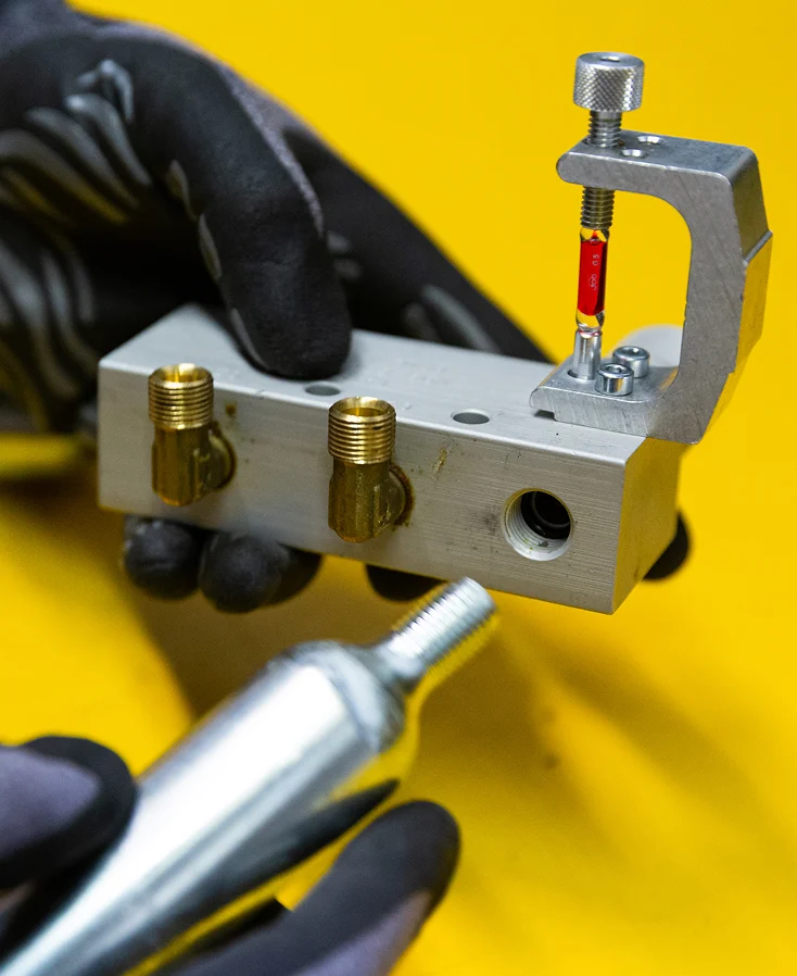 Assemblaggio componente per sistema di controllo del fumo in laboratorio certificato ISO 9001