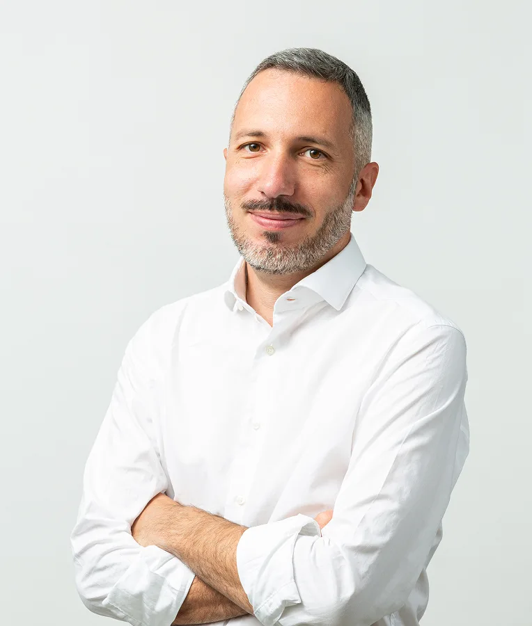 Analisi finanziaria su schermo in ambiente professionale, toni scuri ed eleganti.
