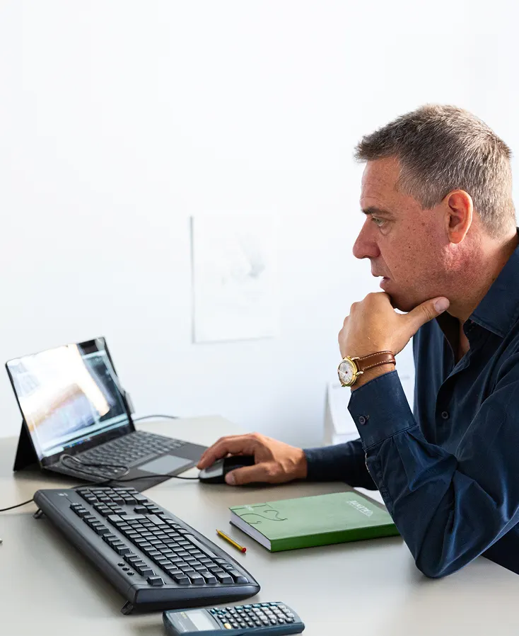 Tecnico specialista progettazione antincendio al lavoro su software CAD in ufficio