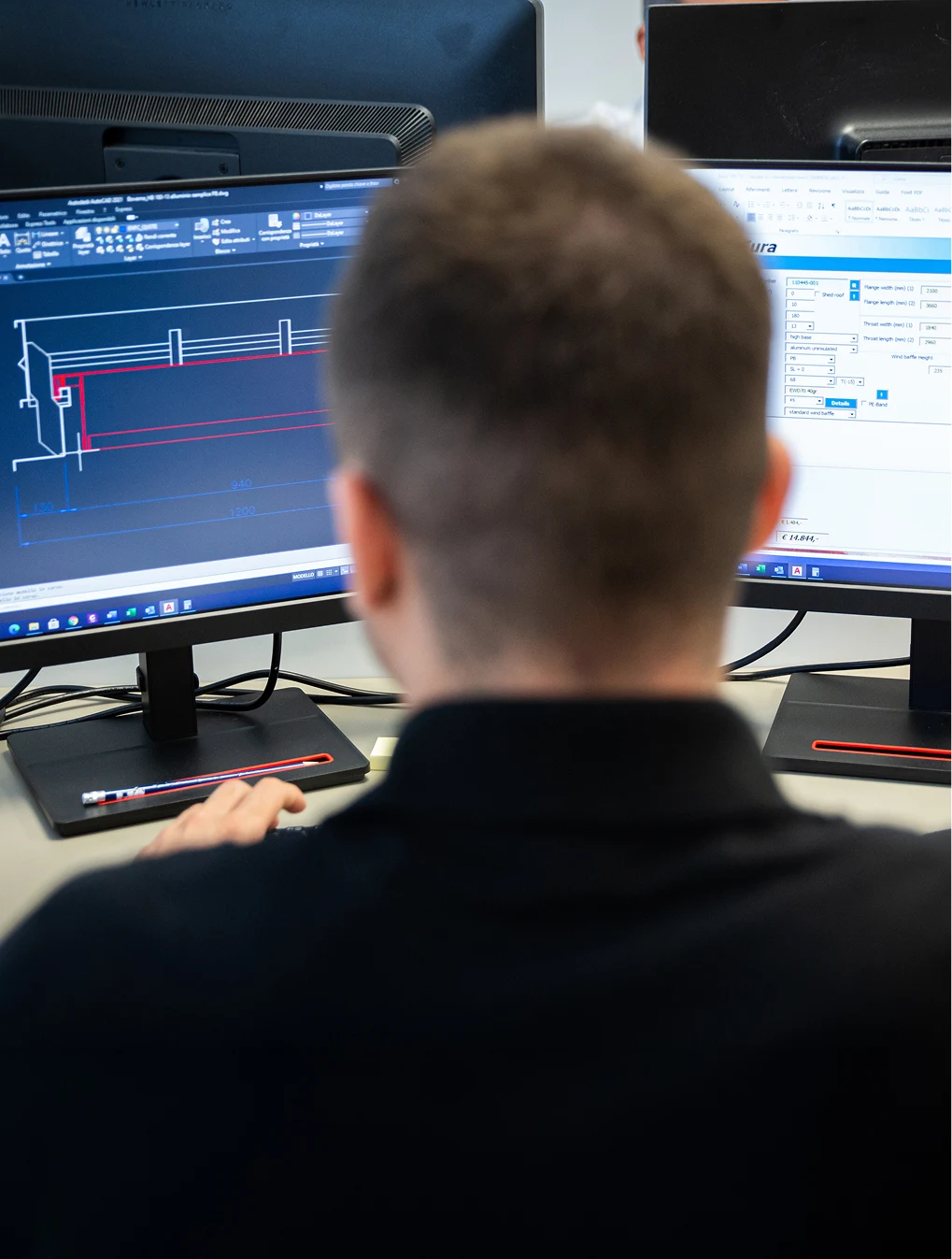 Tecnico Bovema al lavoro su progettazione antincendio con software CAD dual-monitor