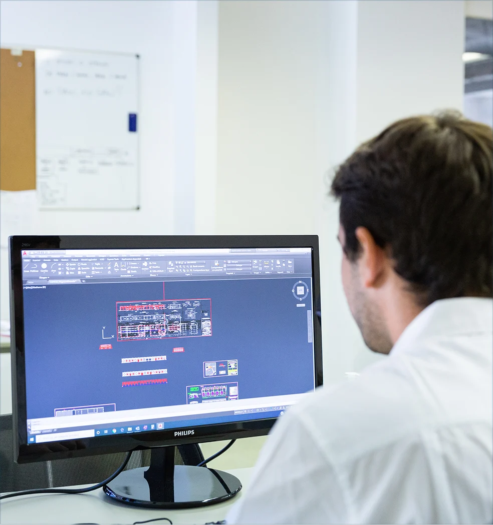 Team di progettazione antincendio al lavoro su disegno CAD in ufficio tecnico
