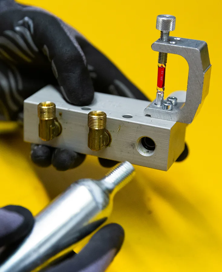 Assemblaggio componente valvola per sistema controllo del fumo in laboratorio