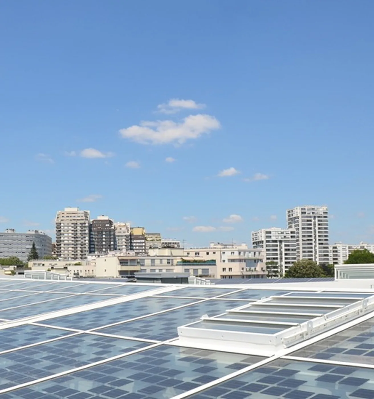Evacuatori di fumo e calore su copertura con pannelli fotovoltaici in contesto urbano