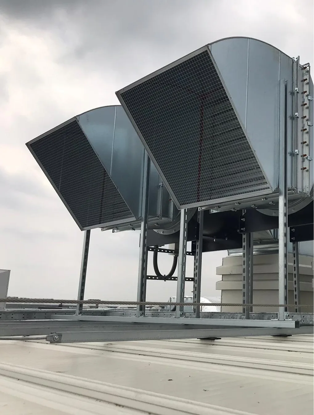 Ventilatori centrifughi EFCm per evacuazione forzata fumo e calore su copertura industriale