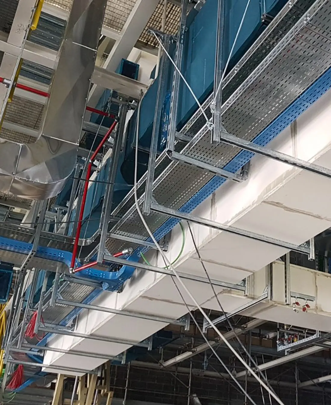 Condotte di evacuazione forzata fumo e calore installate a soffitto in cantiere industriale