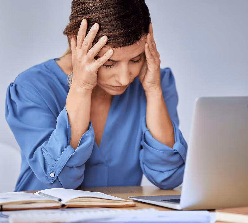 Frau sitzt gestresst vor dem Laptop
