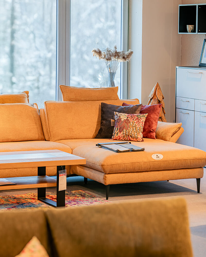 Ecksofa in Orange mit Couchtisch