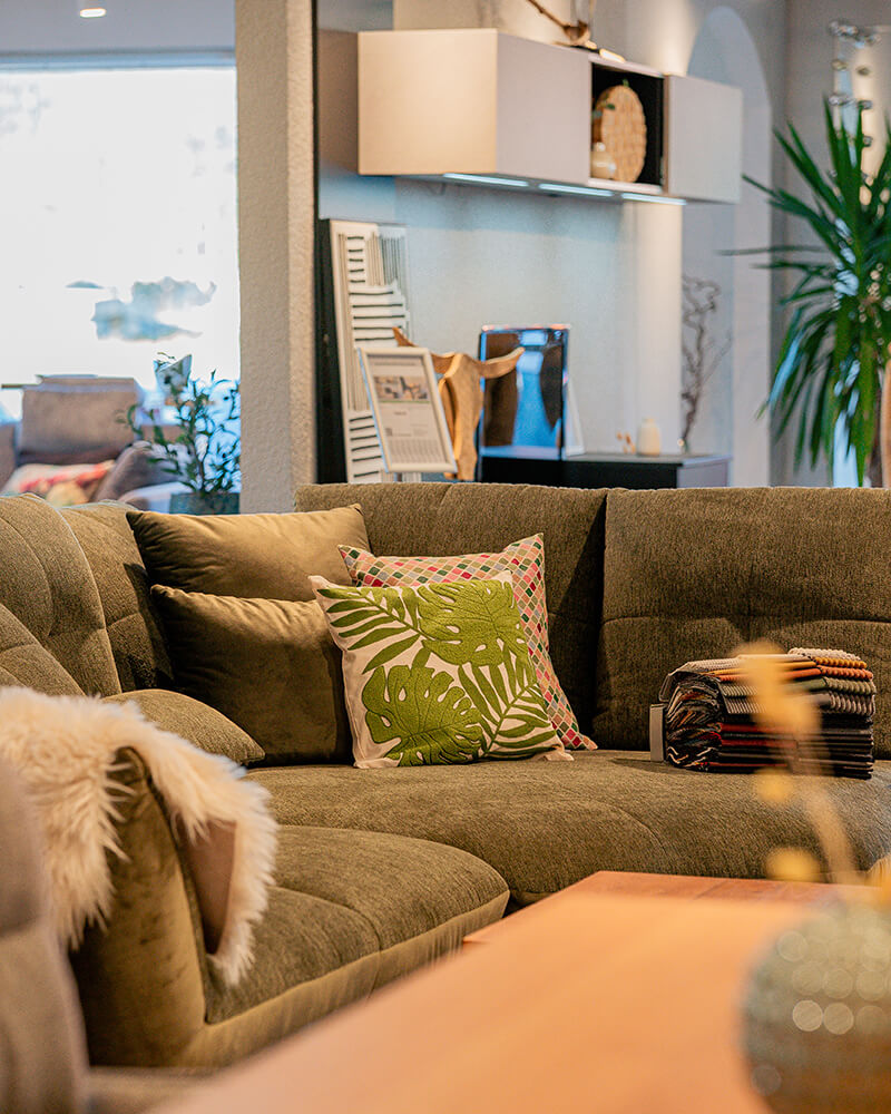 Grünes Sofa mit Dekokissen
