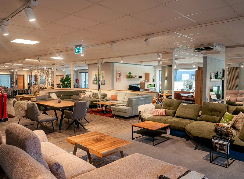 Wohnausstellung mit Sofas, Couchtischen und Essgruppen