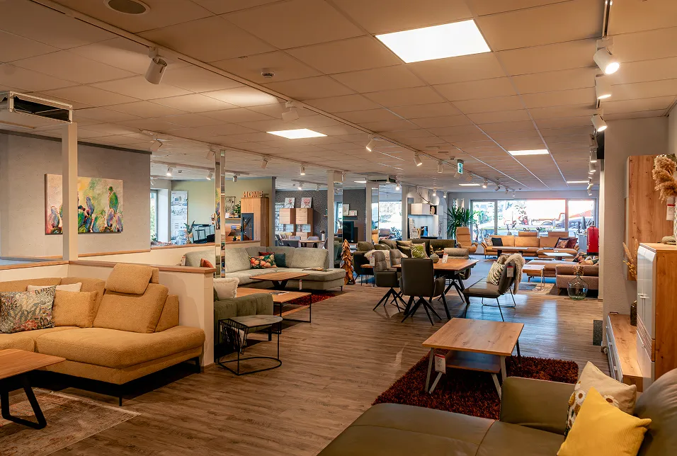 Große Möbelausstellung mit Sofas und Essgruppen