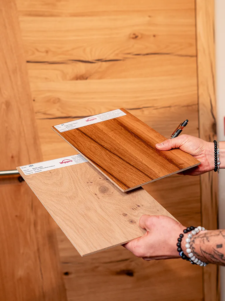 Holz- und Dekormuster im Vergleich