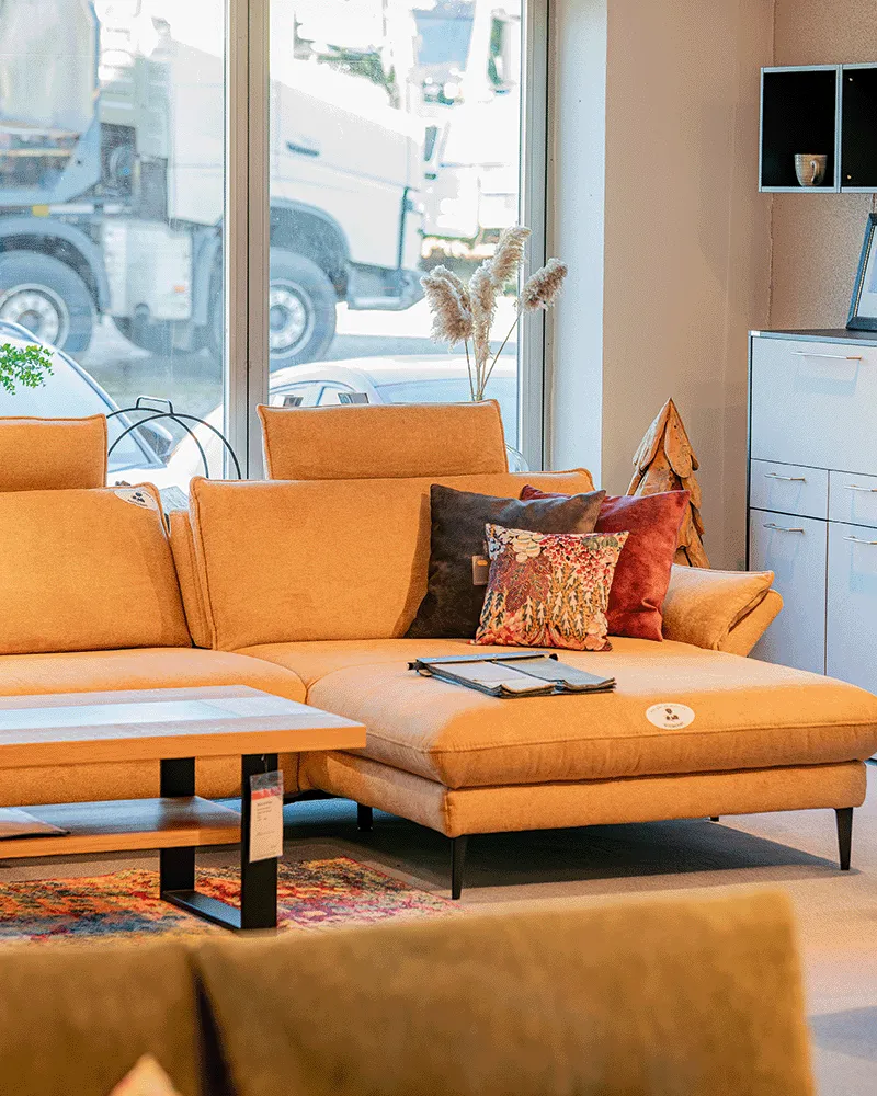 Ecksofa in Orange mit Couchtisch