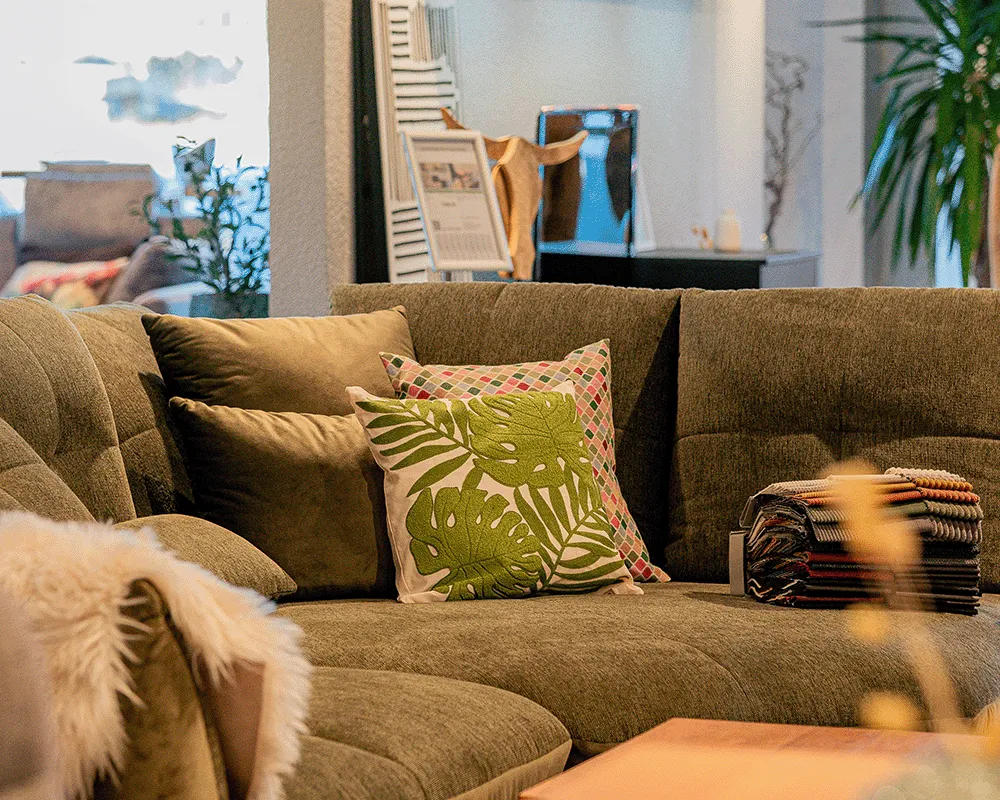 Grünes Sofa mit Dekokissen
