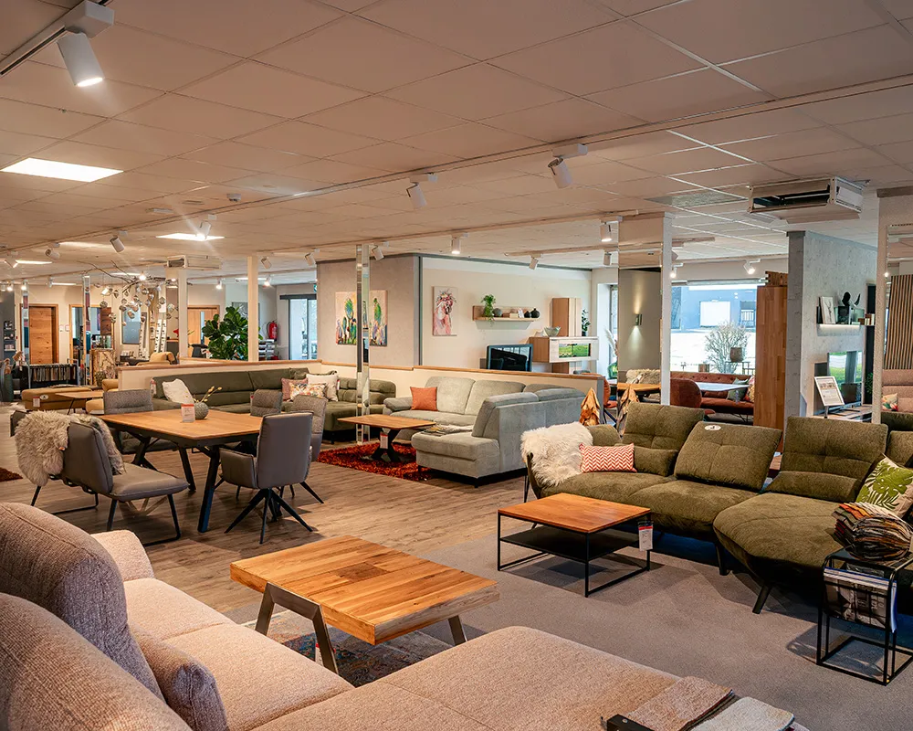 Wohnausstellung mit Sofas und Esstischen